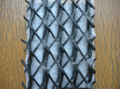 Дренажный полимерный синтетический материал с приклеенным НСМ с одной стороны Дренажный полимерный синтетический материал с приклеенным НСМ с одной стороны